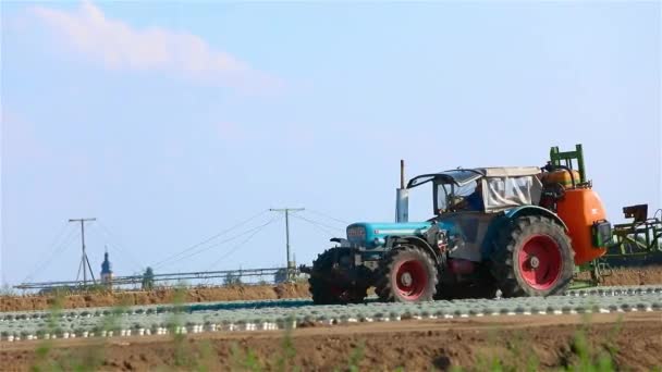 农业用地灌溉设备。喷洒机浇灌农田。耕地上的农业灌溉 — 图库视频影像
