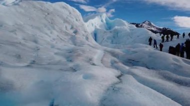 Bir grup insan buzulda yürüyor. Patagonya, Şili 'deki Mavi Buzul Gri