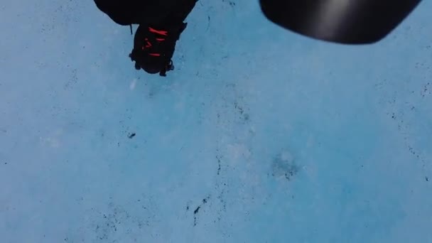 Kék gleccser Patagóniában, Chilében. Kék gleccser szürke Patagóniában közelkép — Stock videók