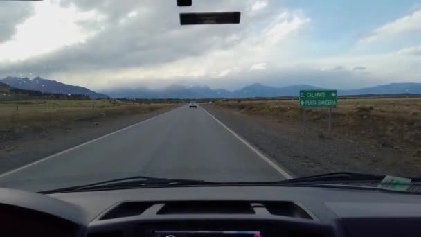 Długa droga w polu Tagonia, widok na drogę w otwartym polu z okna samochodu — Wideo stockowe