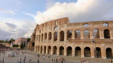 Yazın güzel havalarda Roma Kolezyumu. Roma, İtalya 'da kolezyum. Roma 'daki Kolezyum cephesi