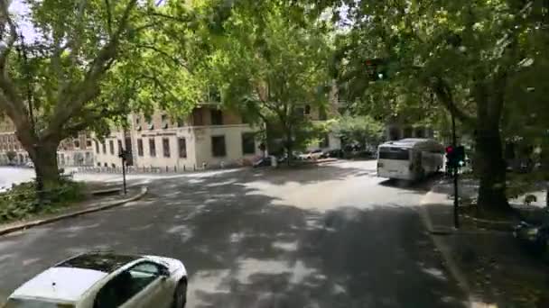 Un viaje por las calles de Roma, vistas de las calles italianas desde una ventana del coche — Vídeo de stock