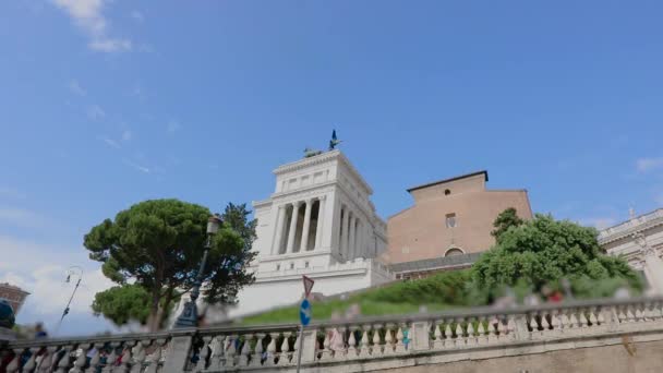 Senatorenpalast Rom Italien. Treppe vor dem Senatspalast — Stockvideo