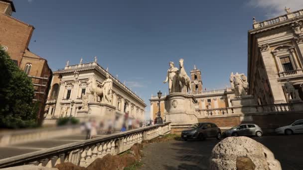 Antika figurer framför senatorernas palats Rom Italien. Siffror för Tibern och Nilen. — Stockvideo