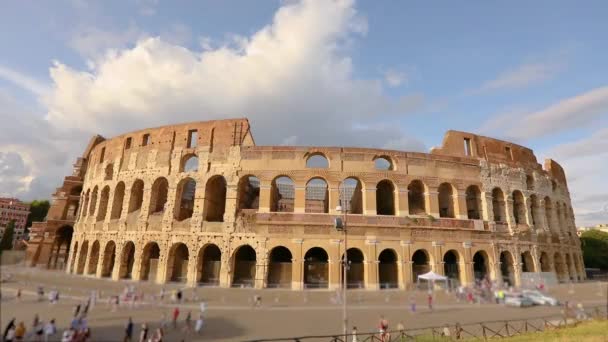 Fachada del Coliseo en Roma, el Coliseo Romano en verano con buen tiempo. Coliseo en Roma, Italia — Vídeos de Stock