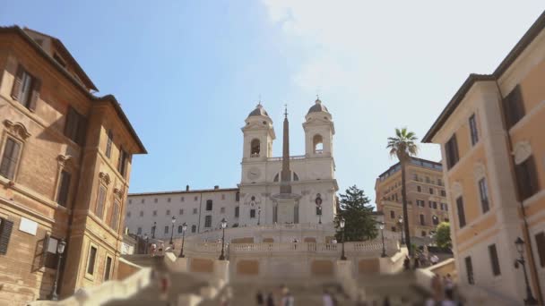 Escadarias espanholas. As pessoas caminham ao longo dos degraus espanhóis. Roma, Itália — Vídeo de Stock