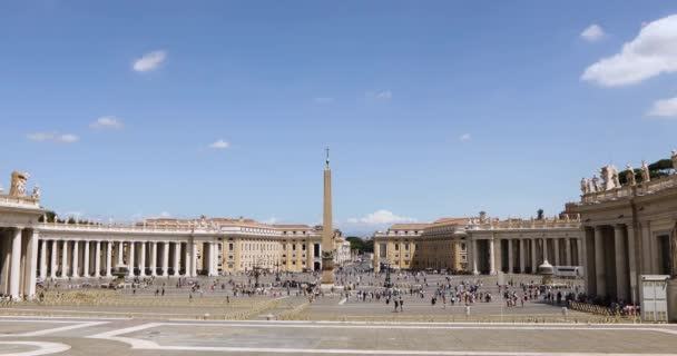 St. Peters Square algemeen plan. St. Peters Square veel mensen lopen op het plein. Italië, Rome, — Stockvideo