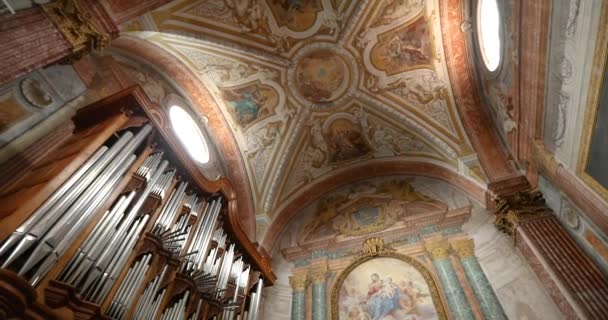 Um homem toca um velho e belo órgão em Roma, Itália. O interior da antiga igreja romana — Vídeo de Stock