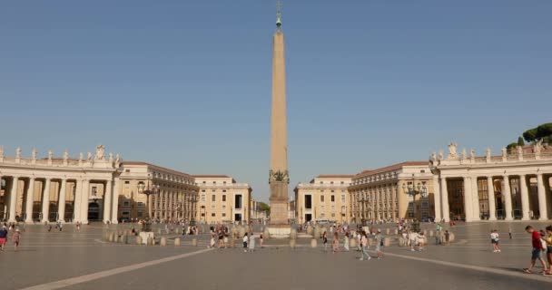 St. Peters Square plan general. Plaza de San Pedro mucha gente camina en la plaza. Italia, Roma, — Vídeos de Stock