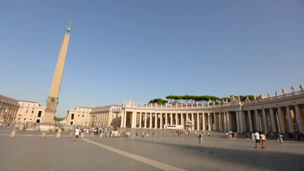 St. Peters Square plan ogólny samolot. Plac św. Piotra Wiele osób chodzi po placu. Włochy, Rzym, — Wideo stockowe