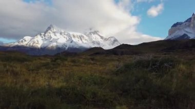 Patagonya 'da Cerro Paine Grande dağının yanında. Cerro Payne Grande Dağı ve Torres del Paine manzarası