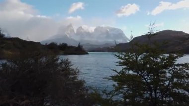 Cerro Payne Grande Dağı ve Torres del Paine manzarası. Patagonya 'nın doğası