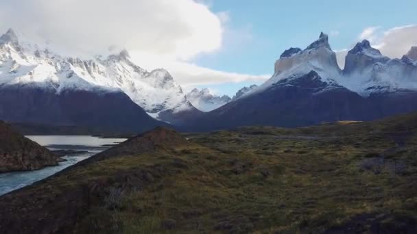 Vue sur le Mont Cerro Payne Grande et Torres del Paine. Randonnée en patagonie à côté de la montagne Cerro Paine Grande. — Video