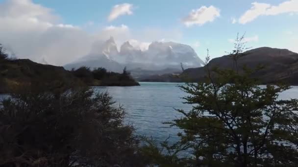 Вид на гору Серро Пайн Гранде і Торрес-дель-Пейн. природа патагонії — стокове відео