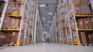 Depo zaman çizelgesinde aktif çalışma, büyük modern depo zaman turları, endüstriyel iç mekanlar.