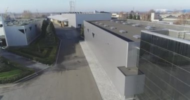 Siyah pencereli, hava manzaralı, modern bir binanın dışı. Siyah pencereli modern ofis binası