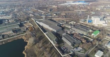 Göl kenarındaki havadan fabrika. Havadan büyük fabrika.
