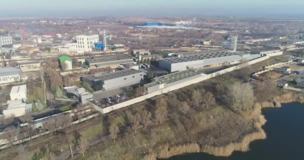 Groot industrieel complex bovenaanzicht, moderne fabriek in de buurt van het meer drone view — Stockvideo