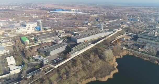 Letecký pohled na továrnu, moderní průmyslová budova — Stock video