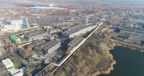Grande complesso industriale vista dall'alto, moderna fabbrica vicino al lago vista drone — Video Stock
