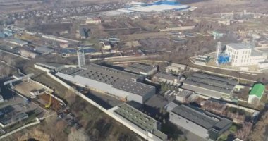 Havadan büyük fabrika, göle yakın havadan fabrika.