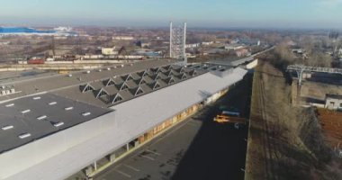 Gökyüzü manzaralı modern endüstriyel bina, yukarıdan gri endüstriyel bina