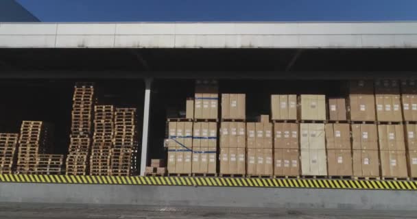 Un montón de cajas en el almacén, un exterior industrial moderno, un gran almacén moderno con cajas, un hermoso almacén moderno — Vídeo de stock