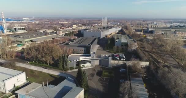 空中景観の近代的な工業用建物の外観、上から灰色の工業用建物 — ストック動画