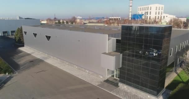 Façade d'un bâtiment moderne, verre noir à l'extérieur d'un bâtiment moderne — Video