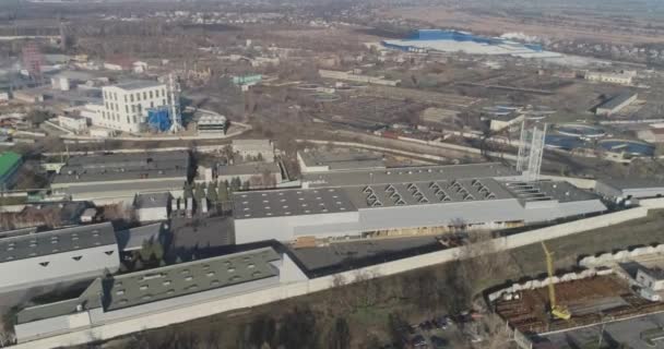 Moderna fábrica gris del aire. Gran fábrica desde el aire, fábrica desde el aire cerca del lago — Vídeo de stock