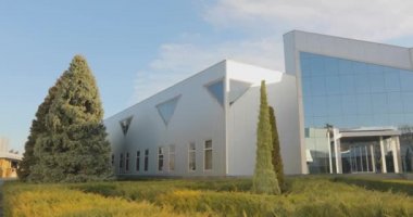 Modern ofis binasının yanına park et. Büyük camlı ofis binası.