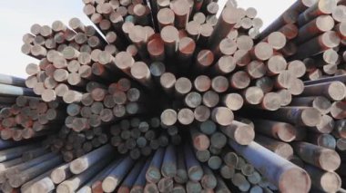 Yuvarlak metal ambarlar, metal koğuşlar. Yuvarlak metal borular. Metal depo