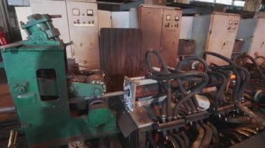 Fırında metal bir çubuk ısıtmak, yuvarlanan metal, dönen fabrika.