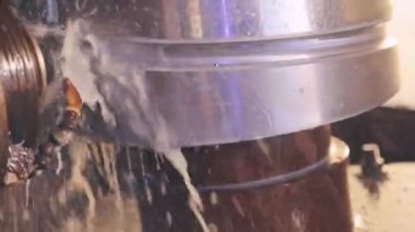 Cnc makinesinde bir parça yollamak, bir Cnc makinesinde metal bir iş parçası işlemek. Makine parçaları fabrikası