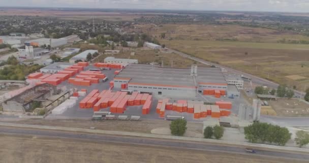 Flyger över en modern fabrik. Orange lådor nära fabriken. Lådor nära fabriken — Stockvideo