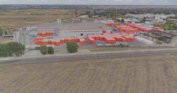 Вид с воздуха на большой завод. Промышленный экстерьер современного завода с апельсиновым декором — стоковое видео