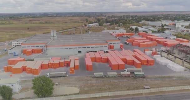 Průmyslový exteriér moderní továrny s oranžovou výzdobou. Letecký pohled na velkou továrnu. — Stock video