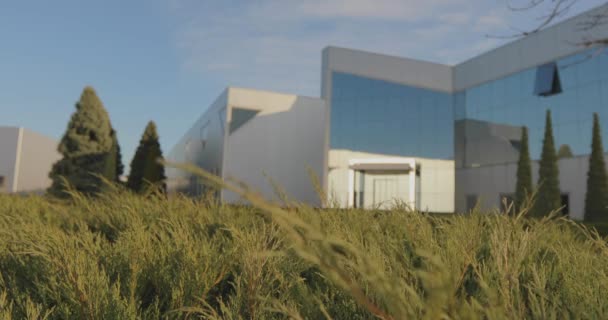 El edificio de una fábrica moderna, Exterior de una oficina moderna o edificio de fábrica — Vídeos de Stock