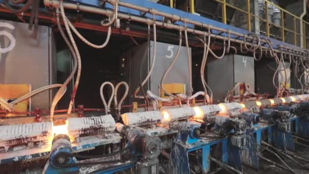 ホット鋼管生産ライン。レッドホット金属パイプ製造プロセス。冶金学。ホットメタルチューブ。重工業工場で働く。製鉄所 — ストック動画