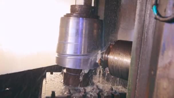 Enviar uma peça em uma máquina cnc, processando uma peça de metal em uma máquina cnc. Fábrica de peças de usinagem — Vídeo de Stock