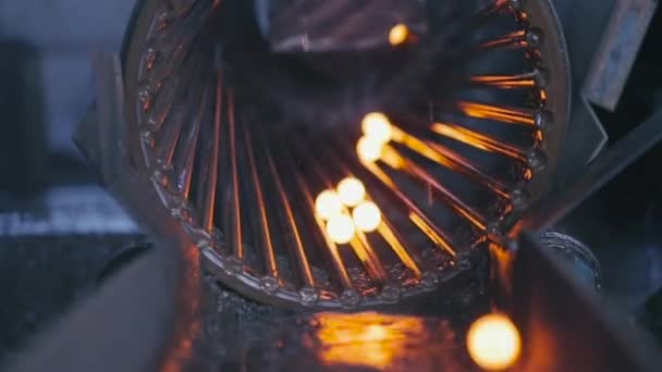 Çelik fabrikası, ezme için kırmızı-sıcak çelik top, çelik top üretim süreci — Stok video