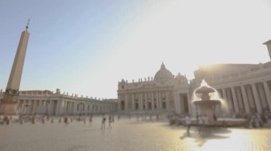 Saint Perth genel planının meydanındaki çeşme. Roma, İtalya. St. Peters Meydanı genel planı, St. Peters Meydanı 'nda insanlar yürüyor..