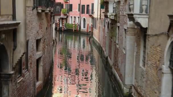 Venedig ohne Touristen. Ein leerer Kanal in Venedig, ein Kanal in Venedig ohne Gondeln und Boote, ein leeres Venedig. — Stockvideo
