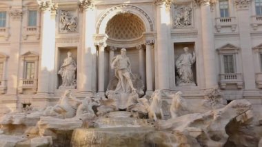 Poly İtalya Sarayı, Roma. Trevi Çeşmesi ağır çekimde