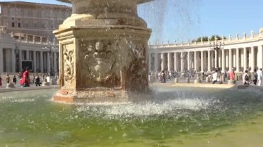 St. Peters Meydanı çeşmesi İtalya, Roma 'yı kapatıyor. St. Peters Meydanı çeşmesi ağır çekim.