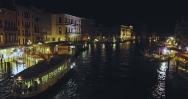 Tekne gece Venedik 'teki Büyük Kanal boyunca ilerliyor. Büyük Kanal, Venedik, İtalya' nın gece çekimi.