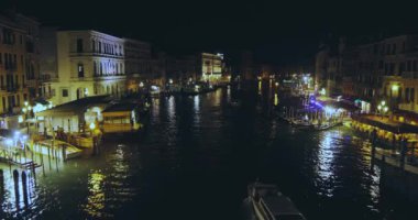 Tekne gece Venedik 'teki Büyük Kanal boyunca ilerliyor. Büyük Kanal, Venedik, İtalya' nın gece çekimi.