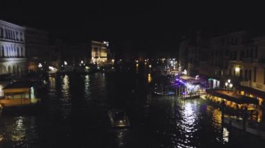 Tekne Venedik 'teki Büyük Kanal boyunca gidiyor. Venedik geceleri, Venedik 'in güzel gece manzaraları, Venedik' in gece kanalları..
