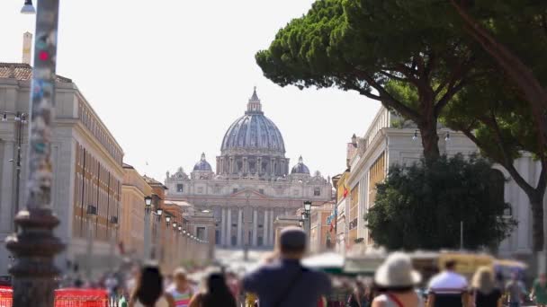 People walk near Saint Peters Basilica. Street leading to Saint Peters Basilica. — Stock Video