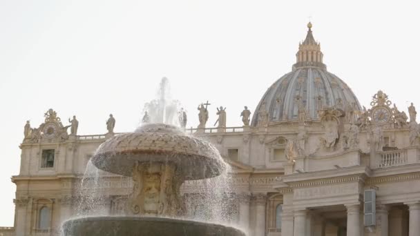 Fontaine sur la place Saint-Pierre. Place Saint-Pierre. Italie, Rome, — Video
